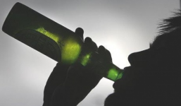 Cha uống rượu say, ném con gái 2 tuổi vào gốc cây gây tử vong